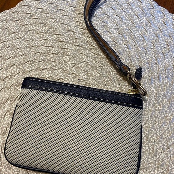 NWOT Dooney & Bourke  wristlet - Picture 2 of 11